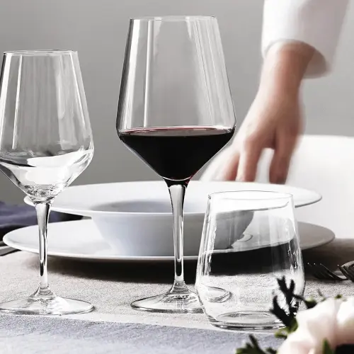 1 ly rượu vang bao nhiêu ml? 1 chai rượu vang rót được bao nhiêu ly rượu?