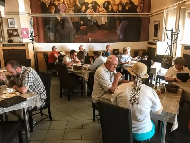 6 Cách Khiến Nhà Hàng Bạn Trở Nên Thiện Cảm Với Khách Hàng Cao Tuổi