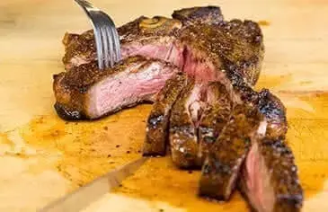 Cách Dùng Chảo Gang Như Thế Nào Để Nấu Steak Ngon Chuẩn Như Nhà Hàng 5 sao