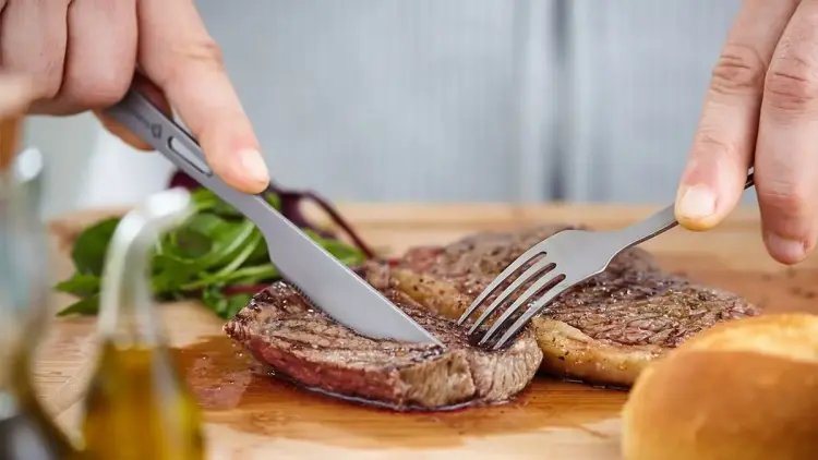 Cách dùng dao nĩa trên bàn tiệc sang trọng