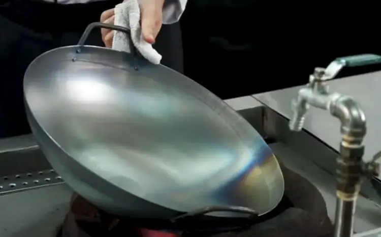Cách tôi chảo nhôm mới mua đơn giản và hiệu quả