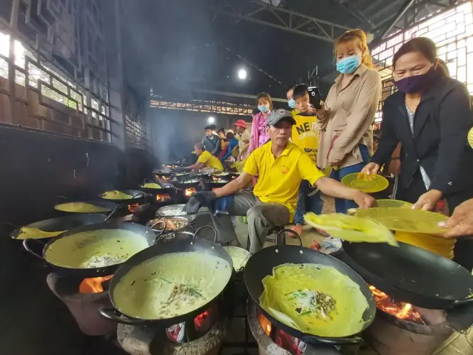 Chế biến bánh xèo thơm ngon trong nháy mắt bằng chảo gang