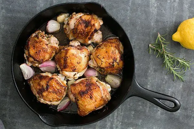 Chế biến đùi gà rán bằng chảo gang