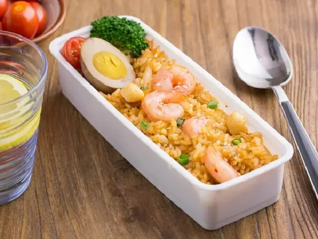 Cơm Rang Kim Chi Với Sườn Non Bò Và Trứng Luộc