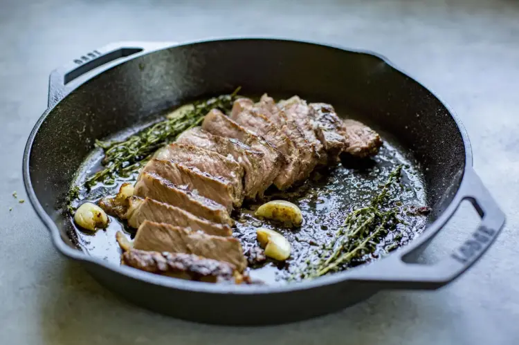 Dư lượng đen trên chảo gang Lodge có nguy hiểm không?