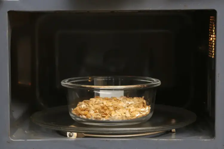 Hộp thủy tinh bỏ lò vi sóng có sao không?