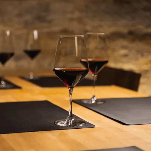 Tìm hiểu sự khác nhau giữa ly vang trắng và ly vang đỏ