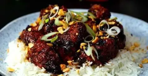 Món Gà Viên Kung Pao Dùng Với Cơm Trắng