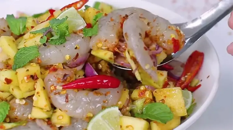 Sa-Lát Tôm Cay Nóng Kiểu Thái